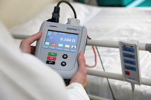 Safety analyser tests medical equipment for home use 